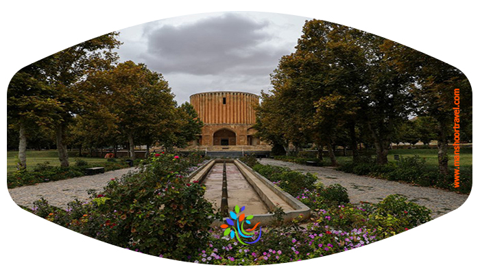  کلات خورشید که با نام‌های دیگری همچون کلات نادری و قصر خورشید نیز معروف است از جمله مهم‌ترین آثار شهر کلات در استان خراسان رضوی بوده که نادرشاه افشار در سال 1151 هجری قمری یعنی زمان رسیدن به قدرت آن را احداث نمود. 