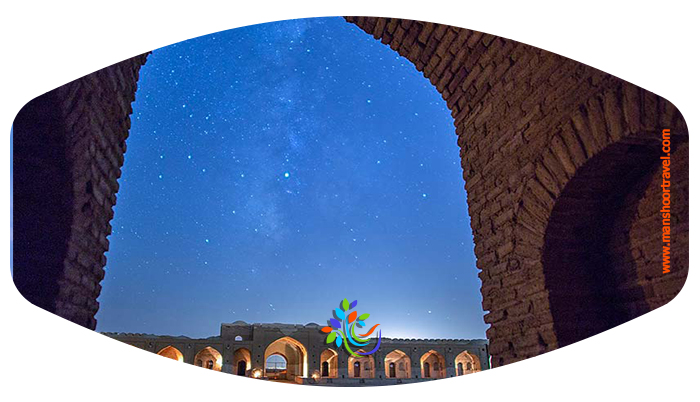 در مسیر جاده قم به گرمسار، بزرگترین کاروانسرای ایران، کاروانسرای دیر گچین قرار گرفته که قدمت آن بیش از 1700 سال است. سنگ بنای اولیه این کاروانسرا در دوره ساسانیان و احتمالا در دوره پادشاهی اردشیر بابکان به‌عنوان یک قلعه نظامی گذاشته شد 