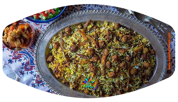 کلم پلوی شیرازی یکی از لذیذترین و محبوب ترین غذاهای شیراز است. برای تهیه این غذا از کلم قمری، گوشت چرخ‌کرده، آرد نخودچی، سبزی هایی مثل ترخون، شوید، ریحان و تره استفاده می شود که عطر و طعمی خاص به غذا می دهند. 