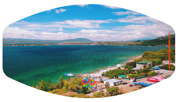 تنها کافیست یک ساعتی از شهر ایروان دور شویم تا به جاذبه زیبا و معروف ارمنستان برسیم. سوان نه تنها بزرگ ترین دریاچه این کشور، بلکه بزرگ ترین پهنه آبی در سرزمین های قفقاز است و با عنوان «چشمان آبی ارمنستان» شهرت دارد.