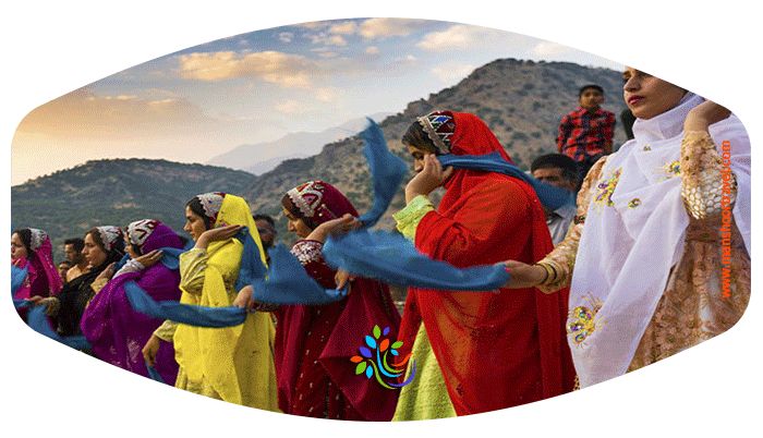 انواع دستمال رقص در اقوام ایرانی.ایران، کشوری پهناور در منطقه خاورمیانه با تنوع مختلف فرهنگی از شمال تا جنوب ، شرق و غرب خود آیین ها و مراسم های فرهنگی فراوانی دارد. رقص محلی یکی از مهمترین آیین فرهنگی در اقوام ایران زمین است. 