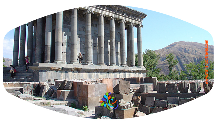 اگر ارمنستان را برای سفر انتخاب کرده اید و مثل خیلی های دیگر به ایروان آمده اید، کمی از شلوغی های شهر فاصله بگیرید و حدود27 کیلومتراز سمت شرق ایروان خارج شویدتا یکی از بهترین وکهن ترین بناهای تاریخی ارمنستان قبل ازمسیحیت را درمیان طبیعتی شگفت انگیزببینید.