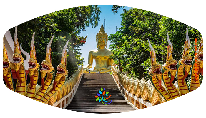 معبد وات فرا یای درست بر بالای تپه معروف پاتایا قرار دارد و با مجسمه بودای بزرگ شناخته می شود. به طوری که بسیاری بیش از معبد، عکس تندیس غول پیکر و طلایی بودای بزرگ را دیده اند و به قصد بازدید از آن راهی تپه پاتایا می شوند. 