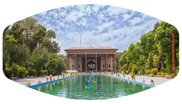 معرفی عمارت چهلستون اصفهان | نمونه ای از یک باغ سلطنتی در دوره صفوی  عمارت چهل ستون که بالغ بر ۶۷۰۰۰ متر مربع مساحت دارد، در دوره شاع عباس اول کار احداث آن آغاز شد و در وسط آن عمارتی ساخته شد . 