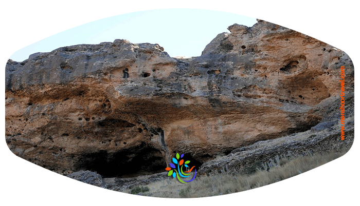 راه شهر دیواندره در استان کردستان را در پیش می‌گیریم و بدون هیچ معطلی به سراغ غار کرفتو در 70 کیلومتری شمال این شهر می‌رویم. غاری که به عنوان بزرگترین غار دست‌کند و طولانی‌ترین غار تاریخی ایران شناخته می‌شود و دو بخش طبیعی و دست‌کند دارد. 