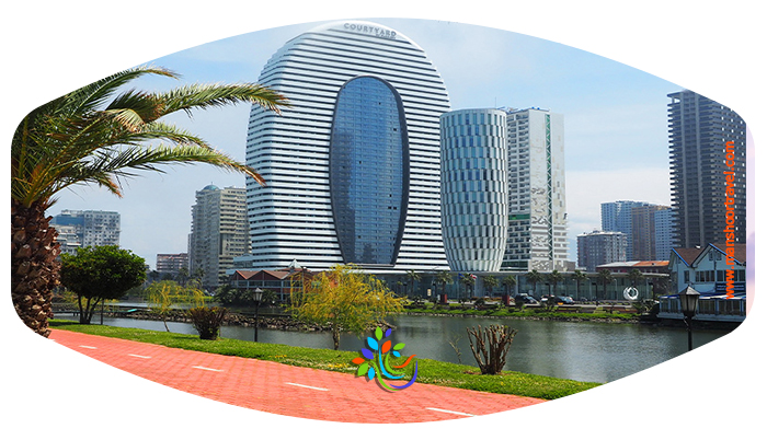 بلوار ساحلی باتومی یک بلوار بسیار زیبا و دوست داشتنی است که در امتداد ساحل دریای سیاه در شهر زیبای باتومی در گرجستان قرار گرفته است . بلواری که نه تنها خودش بسیار زیباست و فضای خوبی برای پیاده روی و حتی دوچرخه سواری دارد ، پر از جاذبه های گردشگری ، اماکن 