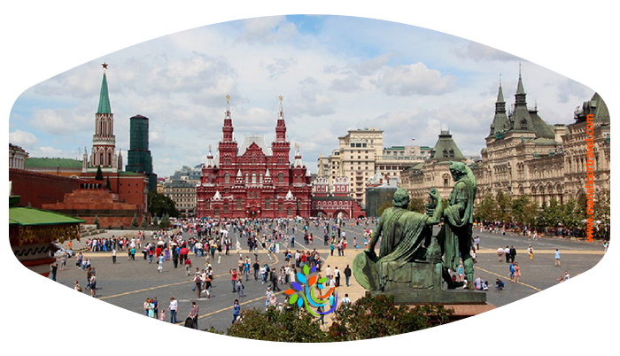 میدان سرخ در قرن پانزدهم و به فرمان ایوان سوم بنانهاده شد و در ابتدا با نام میدان تثلیث شناخته می شد. این نام از روی نام کلیسای تثلیث ، که در جایی که کلیسای سنت باسیل ساخته شده است قرار داشت ، الهام گرفته شده بود. 