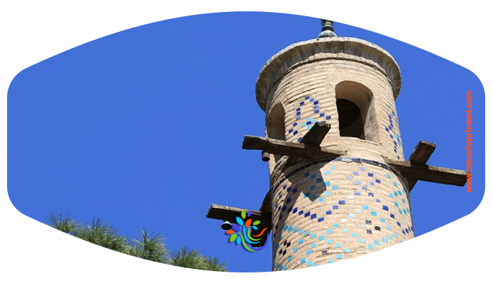 منارجنبان اصفهان در اصل بنایی است که بر روی قبر عارفی به‌نام عمو عبدالله کارلادانی که در قرن هشتم هجری (دوره سلطان محمد خدابنده الجایتو) می‌زیسته، ساخته شده است. سقف بنا گنبدی شکل است و قبر این عارف دقیقا زیر گنبد سقف قرار دارد.