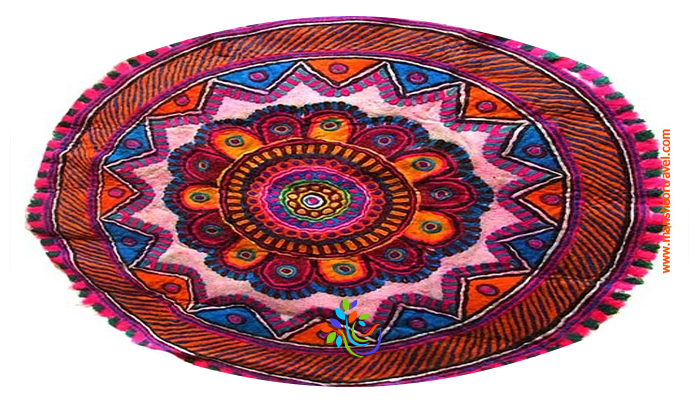 لاک‌تراشی یا هنر چوب‌تراشی مهارتی ست که استادکاران از طریق ابزارهای مختلف، چوب‌ها را به اشکال مختلف کابردی مانند قاشق، چنگال، پارچ و ... در می‌آوردند و روی آنها را با ابزارهای مختلف تزیین می‌کنند. جالب که بدانید در مازندران به این هنر چوتراشی می‌گویند.