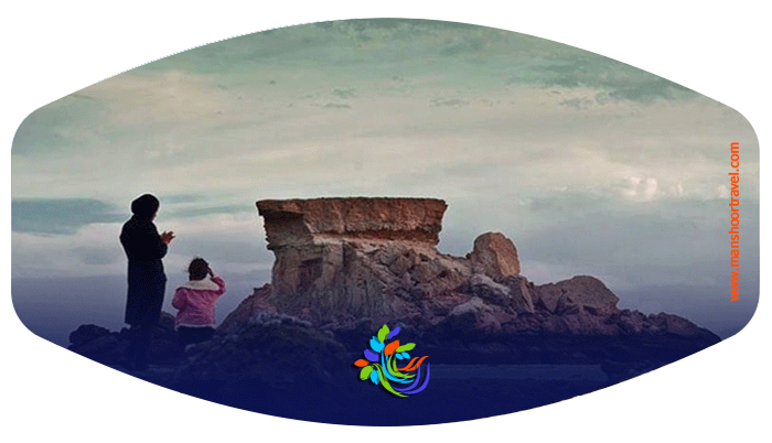 ساحل ناز با ساحل‌های دیگر تفاوت دارد. اینجا هنگام جزر، باریکه‌ای از شن‌های درخشان، سه صخره‌ بیرون آمده از آب را به قشم وصل می‌کنند. این جزایر را محلی‌ها دو کَردَه می‌نامند و در نقشه‌ها به نام جزایر ناز ثبت شده‌اند .