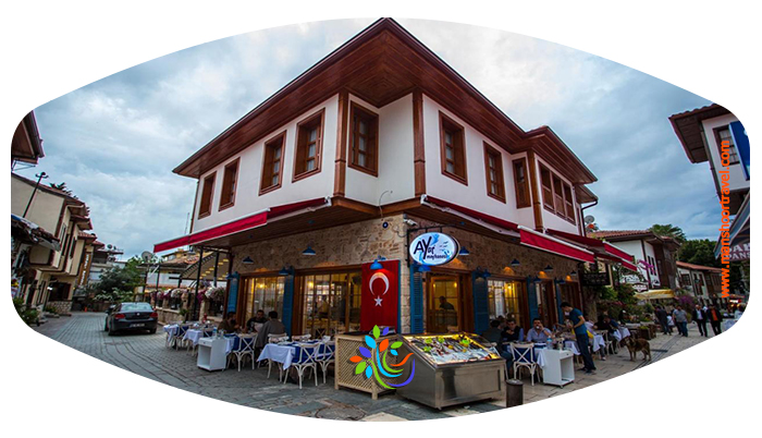 یکی از جاذبه های گردشگری که به دلیل زیبایی توانسته بسیاری از گردشگران را به سمت خود بکشاند کاله ایچی نام دارد ، کاله ایچی که به شهر قدیمی آنتالیا نیز شهرت دارد یک شهر کوچک بومی و کاملا سنتی می باشد .