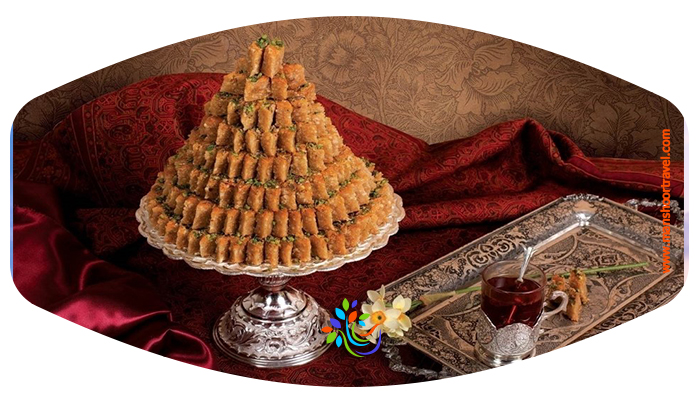 باقلوا یکی از معروف ترین خوشمزه های یزد است که شباهت زیادی به باقلوای معروف استانبولی ندارد و دارای فرمول و طعم مخصوص خود است. این شیرینی از ترکیب هل و گلاب، شیر، تخم مرغ، پودر پسته و بادام، پودر قند و ...  تهیه می شود و در طعم های مختلف بادامی، پسته ای و