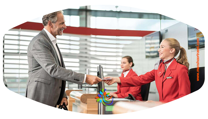 چند ساعت قبل از پرواز در فرودگاه باشیم؟   ساعت حضور در فرودگاه با توجه به نوع پرواز ( پرواز داخلی یا پرواز خارجی )  متفاوت است. برای پروازهای داخلی لازم است حداقل دو ساعت قبل از زمان پرواز مسافر در فرودگاه حضور داشته باشد.