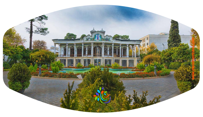 عمارت شاپوری شیراز یکی از زیباترین باغ ها و ساختمان های شهر شیراز می باشد که با 4600 متر مربع مساحت در محله انوری شیراز و درخیابان کریم خان قرار دارد. این عمارت دو طبقه که متعلق به عبدالصاحب شاپوری تاجر بزرگ شیرازی بود 