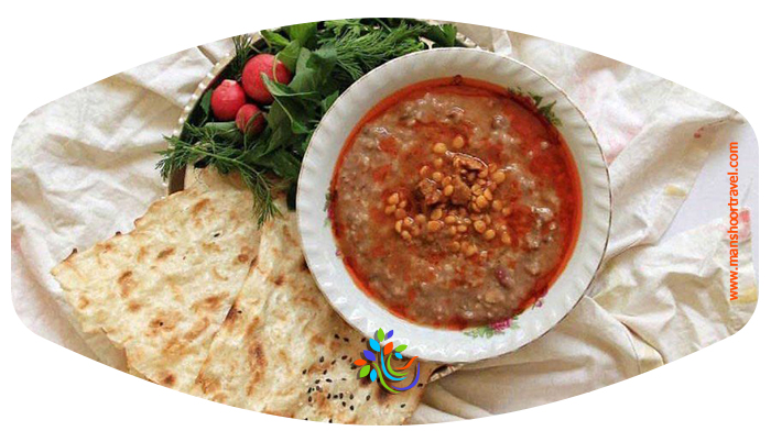 غذاهای سنتی مشهد  شله مشهدی  شله مشهدی را می‌توان گل سرسبد خوشمزه‌های مشهد دانست، نوعی آش خوشمزه و متفاوت که یکی از نذری‌های اصلی مردم شهر مشهد است و مشهدی‌ها آن را با نام «شُله» می‌شناسند. 